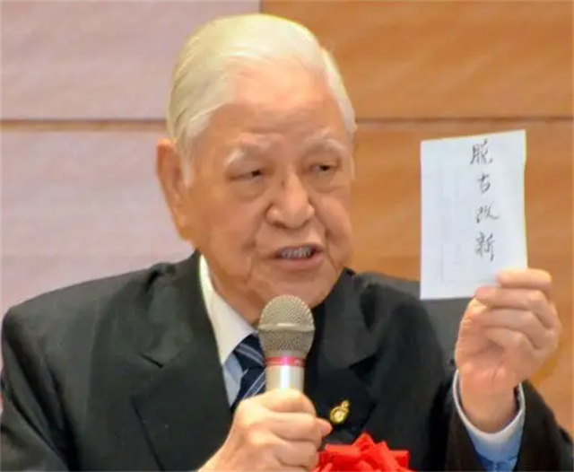 2020年李登辉遗体火化，女子当众泼其肖像油漆：死有余辜