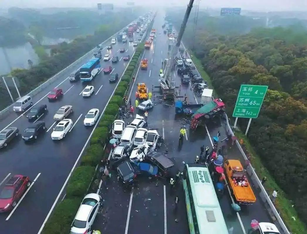 女司机高速只开三十码，连交警都看不下去，司机：快了有危险