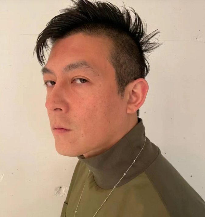 陈冠希夫妇带娃出席活动，女儿穿花裙子超可爱，秦舒培超模范抢眼