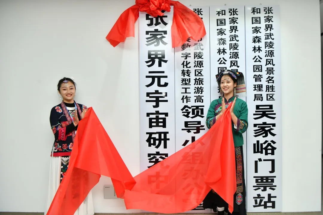 第一批元宇宙游戏玩家，靠炒房暴富了