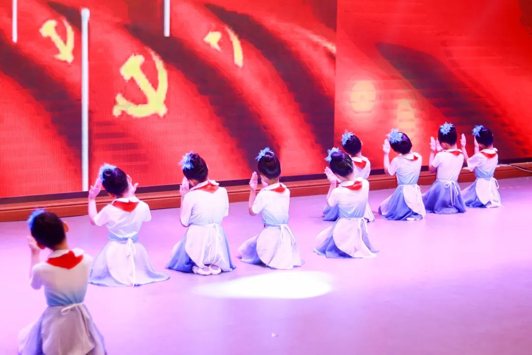 天府新区华阳实验小学举行“童星耀五月·艺术绽花开”群舞比赛