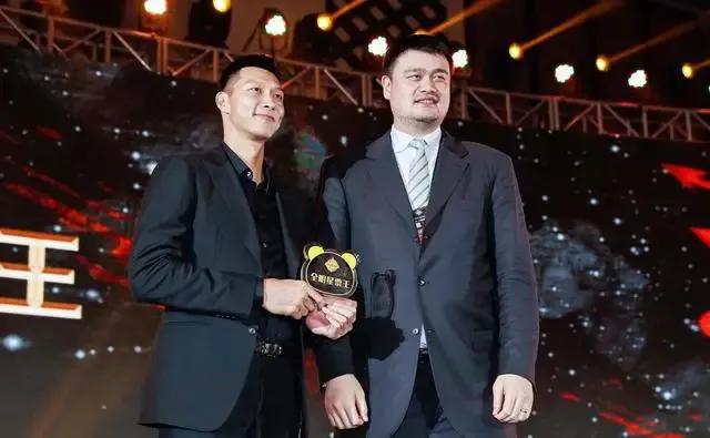 姚明为什么能在nba站稳脚跟(带队成绩不如信兰成的姚明，为何连任中国篮协主席？国内无能人吗)