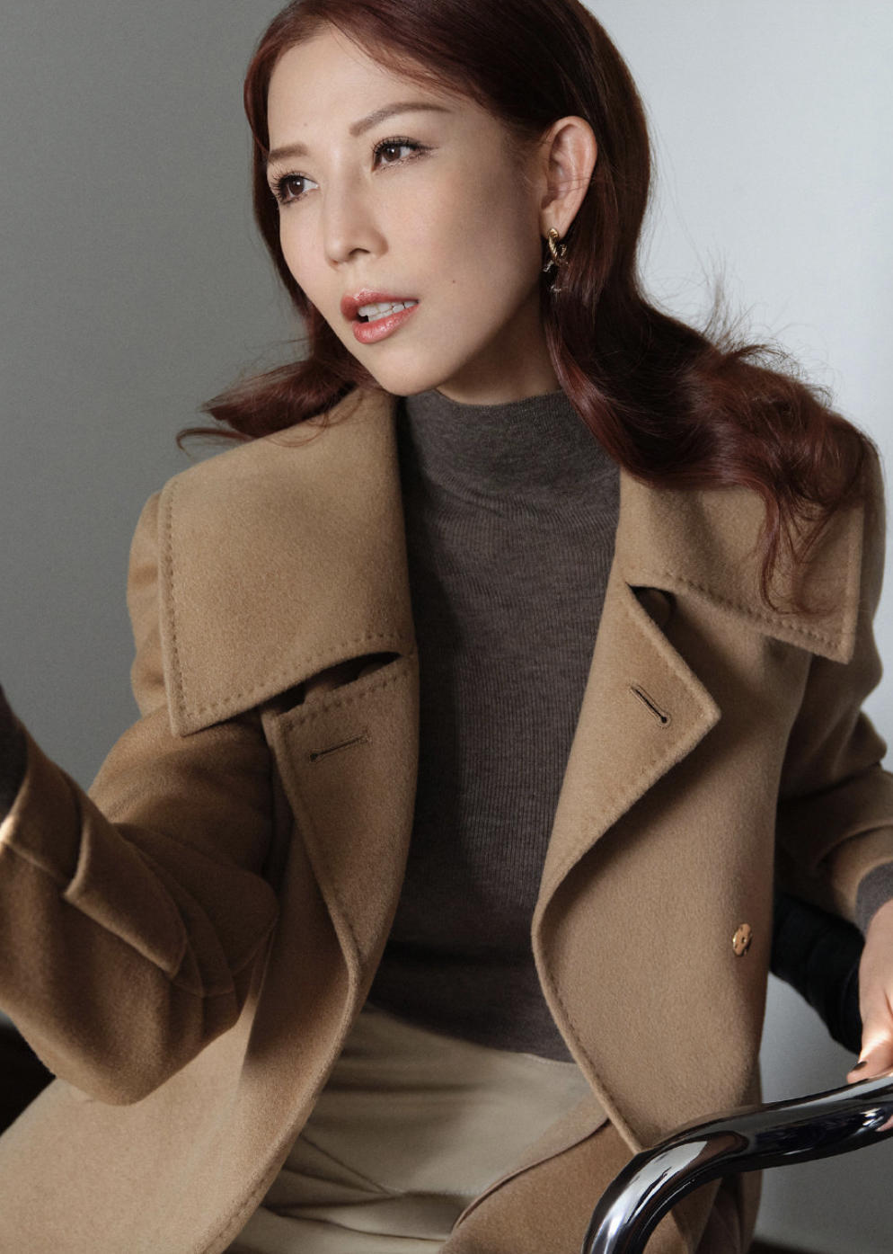 "蔡少芬"穿黄色羽绒服走机场,年轻时髦两手抓