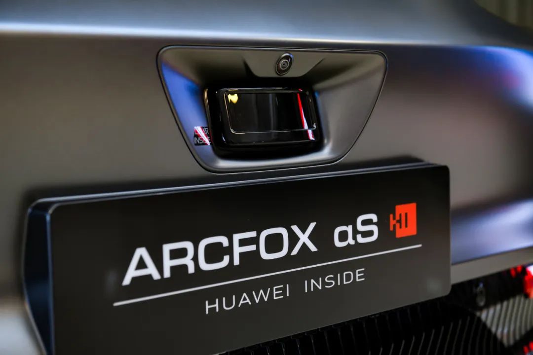 40萬極狐智能車，搭載華為全家桶！余承東：智能駕駛硬件地表最強