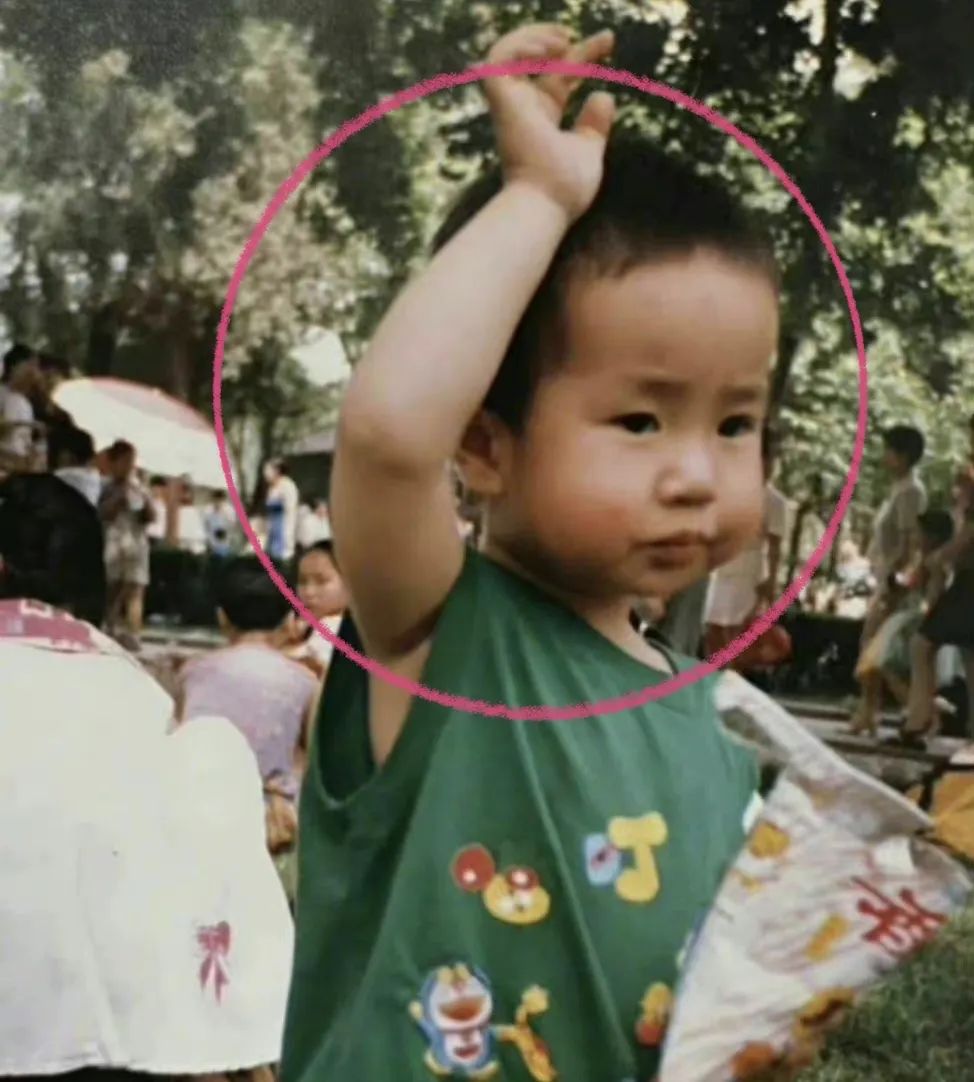 8位明星童年照曝光,肖战完全认不出,杨幂和关晓彤从小美到大