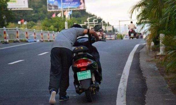 电动车骑半道没电该怎么办？教你只需打开这个按钮，能把车骑回家