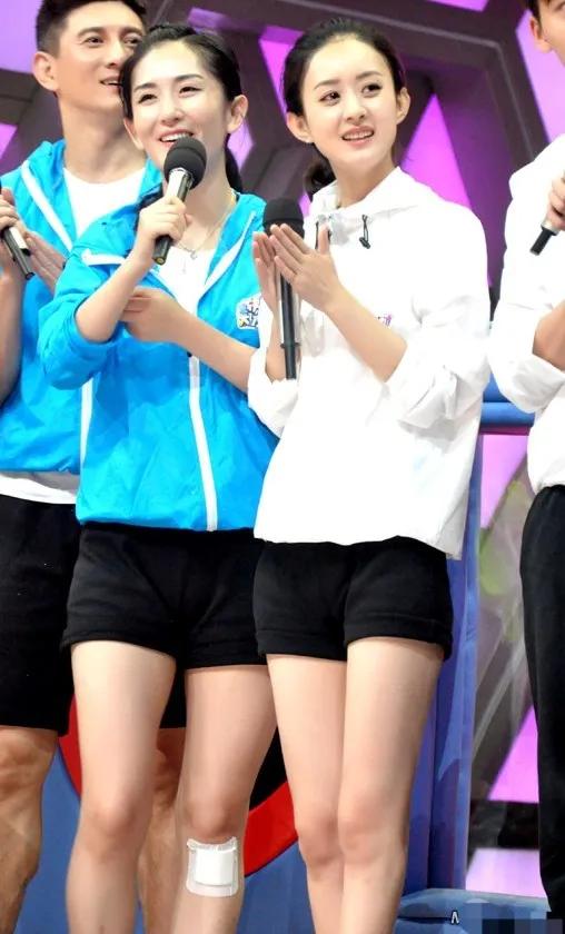 赵丽颖黑色牛仔短裤，清纯可爱，真是越来越年轻了