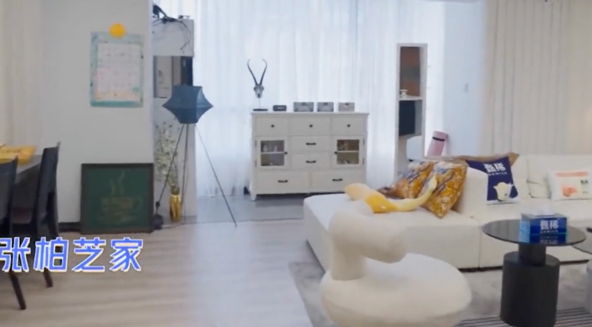 知名港星郭少芸晒豪宅内景！墙上挂满奢侈品，家中杂物堆满一面墙