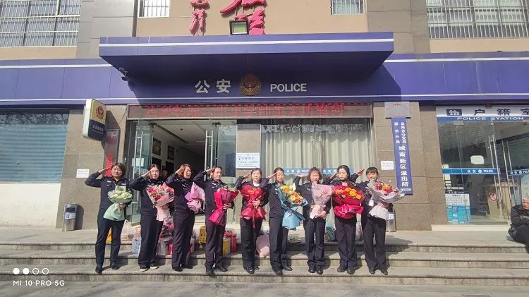 鲜花送警花 祖国花朵表谢意