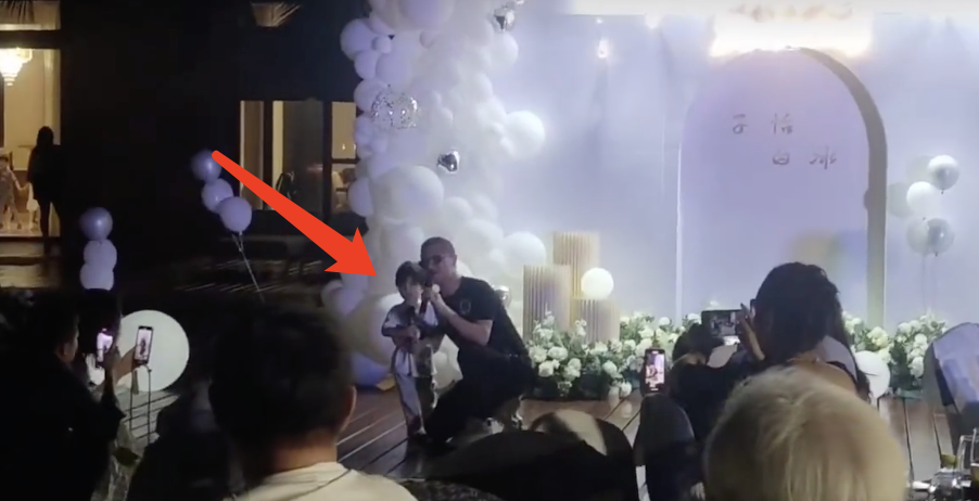 章子怡在三亚庆生，被网友大赞超级随和，儿子模仿妈妈许愿萌态足