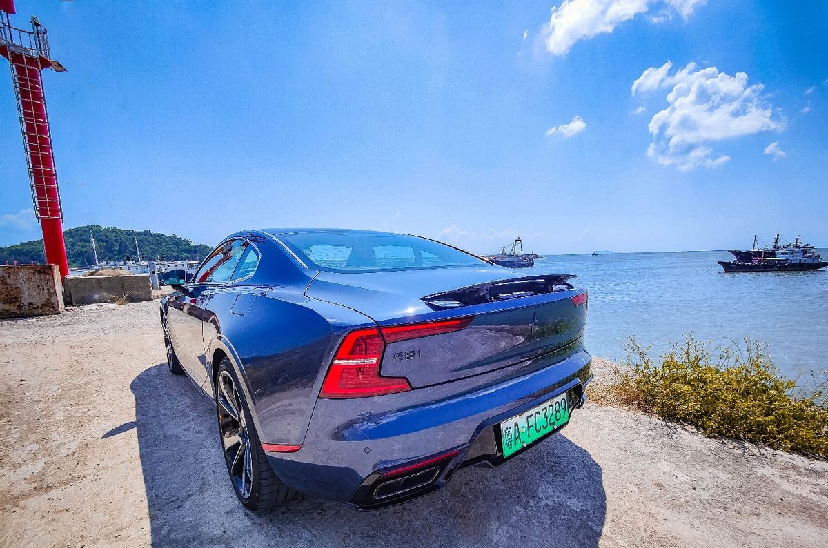 品味藝術品，置身碧海藍天試駕極星1