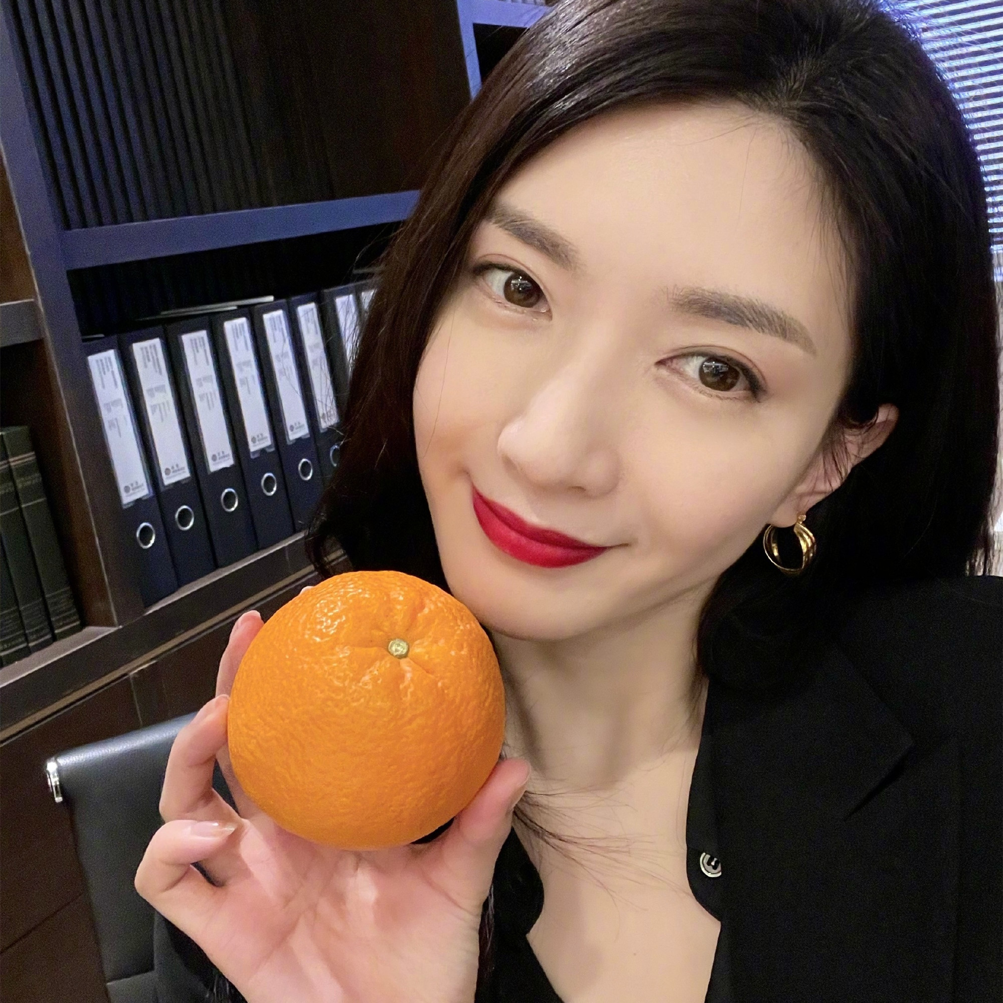 江疏影身材凹凸有致，气质优雅动人优雅温婉中又透露着一丝妩媚。 ​​​