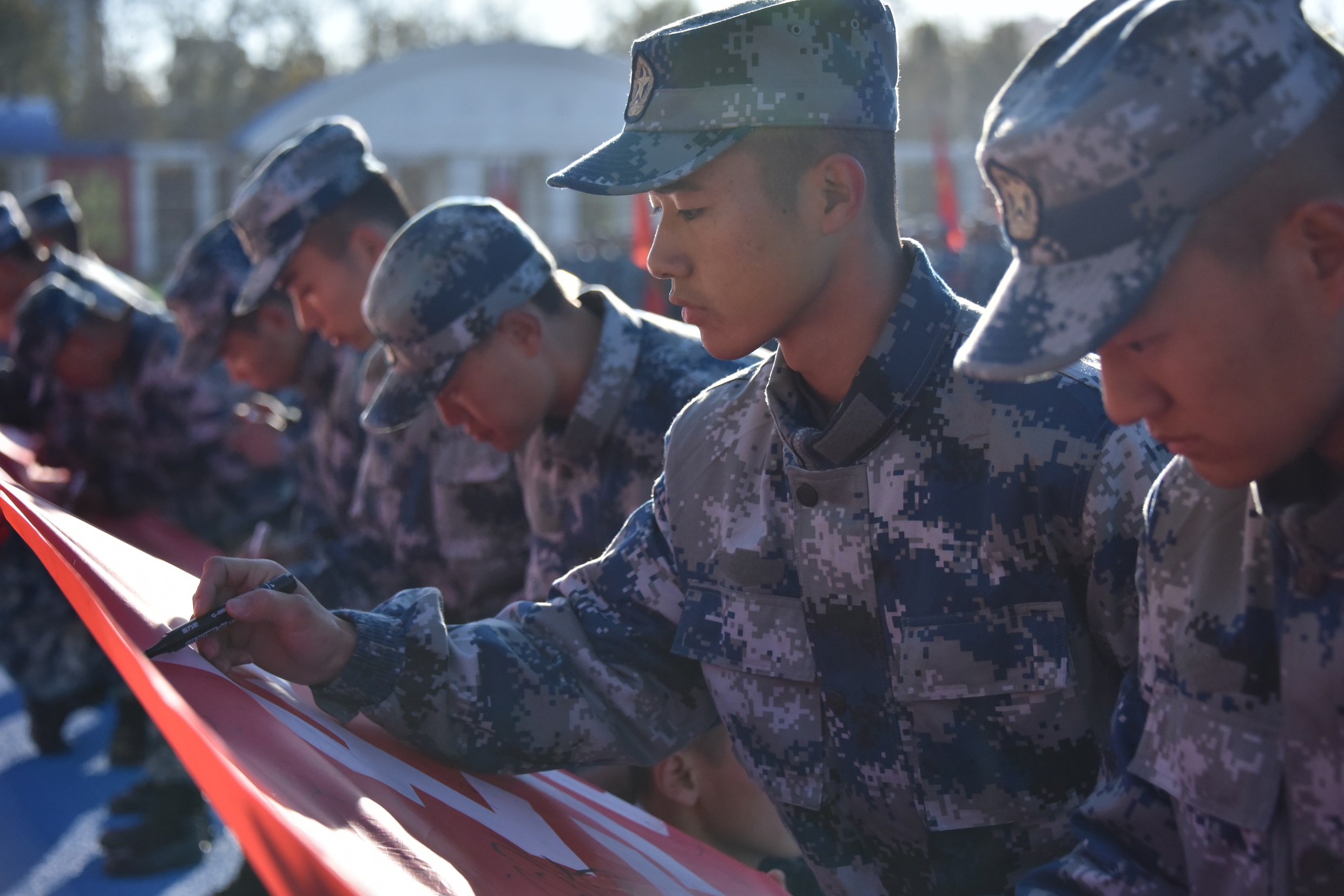 徒步56公里，新兵们这场综合拉练战味十足