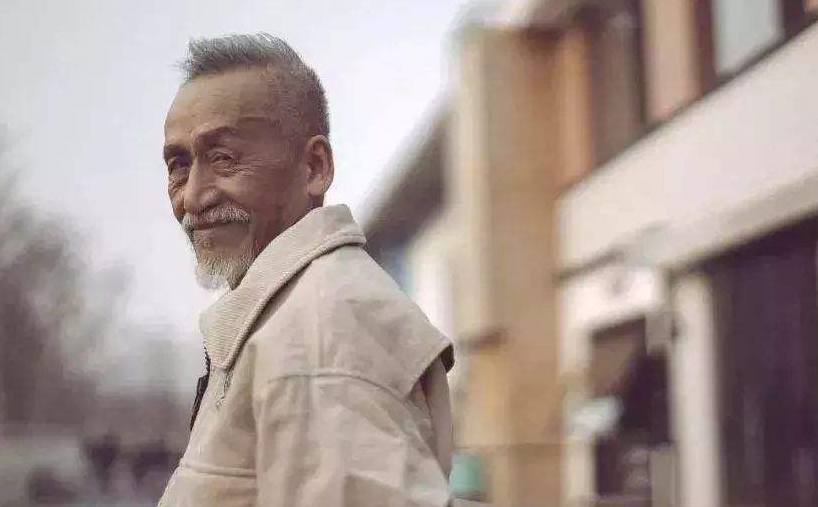 他74岁参加“中国好声音”，四位导师全不敢转身，导师：我们不配