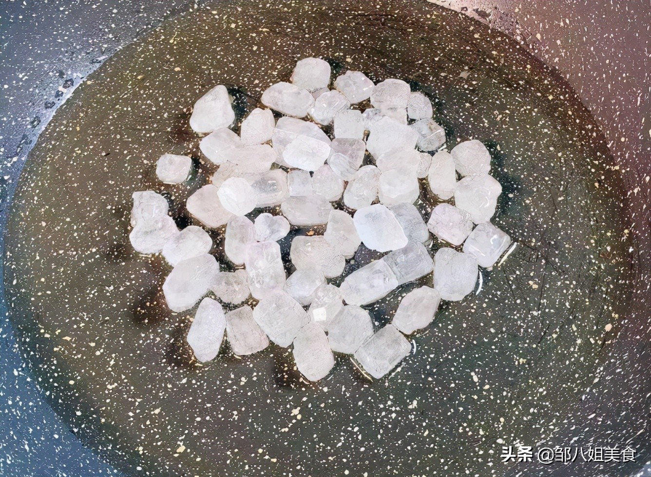 炒糖色，用水还是用油？教你正确做法，糖色红亮不糊，很简单