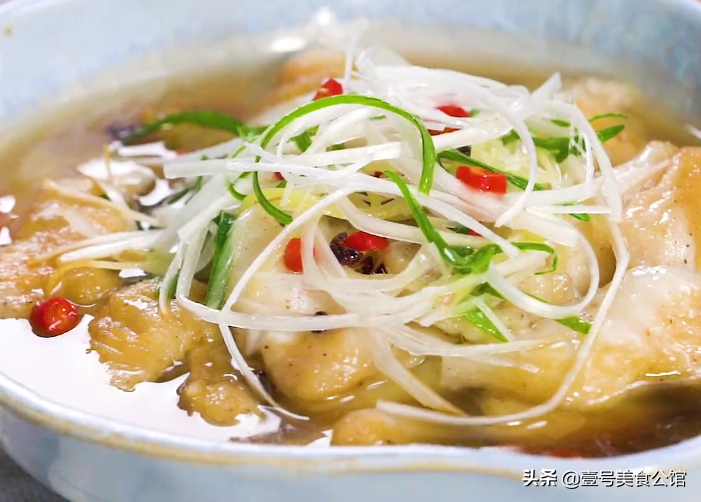 鲜嫩味美的油泼鱼片，操作简单，微辣又解馋，家人爱吃的美食