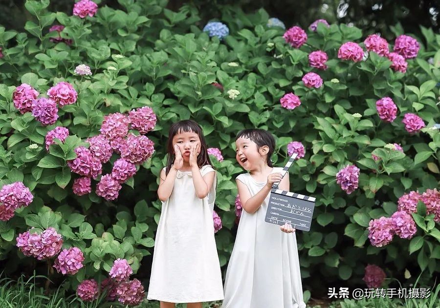 有个会拍照的妈妈,孩子与花的合照每张都超!好!看