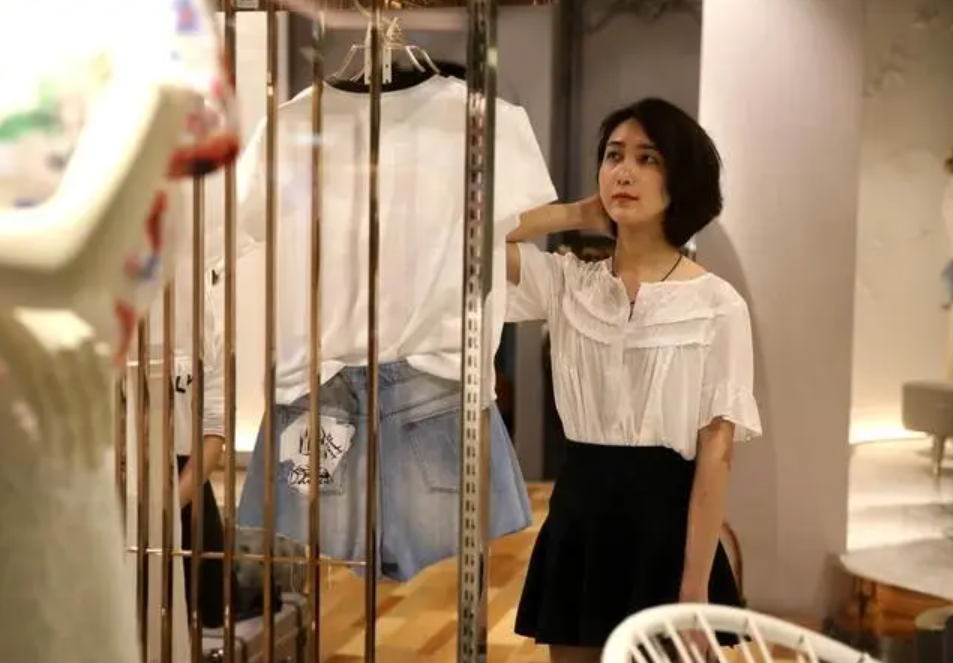 2005年“背母上学”的男孩，29岁时变性为刘婷，当选国际选美女郎