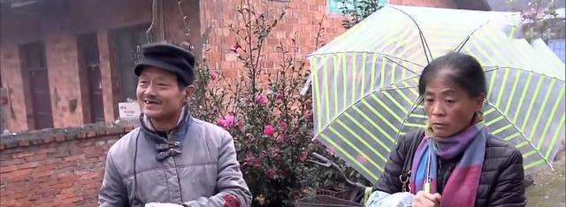 2021年女大学生失恋后发疯，殴打六旬母亲，执意嫁给50岁的流浪汉