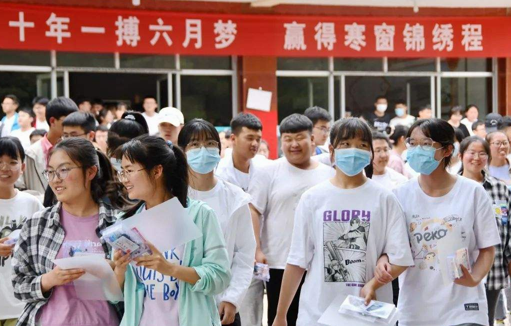 22年浙江进行“首场高考”，57万学生奔赴考场，网友却觉得不合理