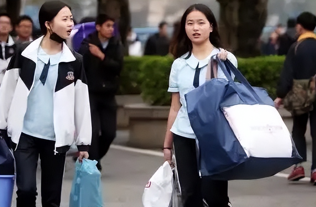 2022年本科“红牌”专业出炉，就业已亮起红灯，恐毕业即失业？