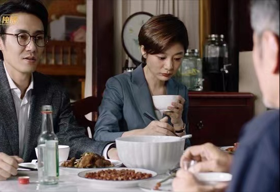 《妻子的选择》：亲妹跳楼，父母嫌弃，丈夫分居，她才最可怕