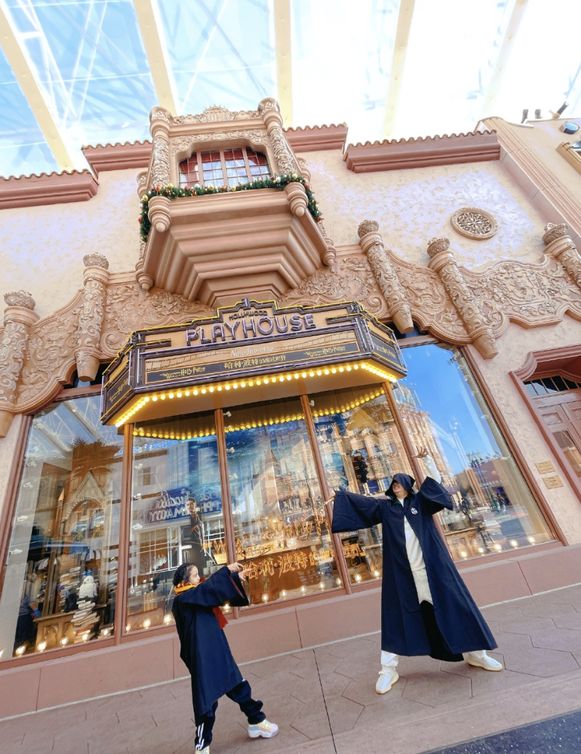 包贝尔环球影城度假，回应柳岩事件后好心情不减，饺子穿吴京同款