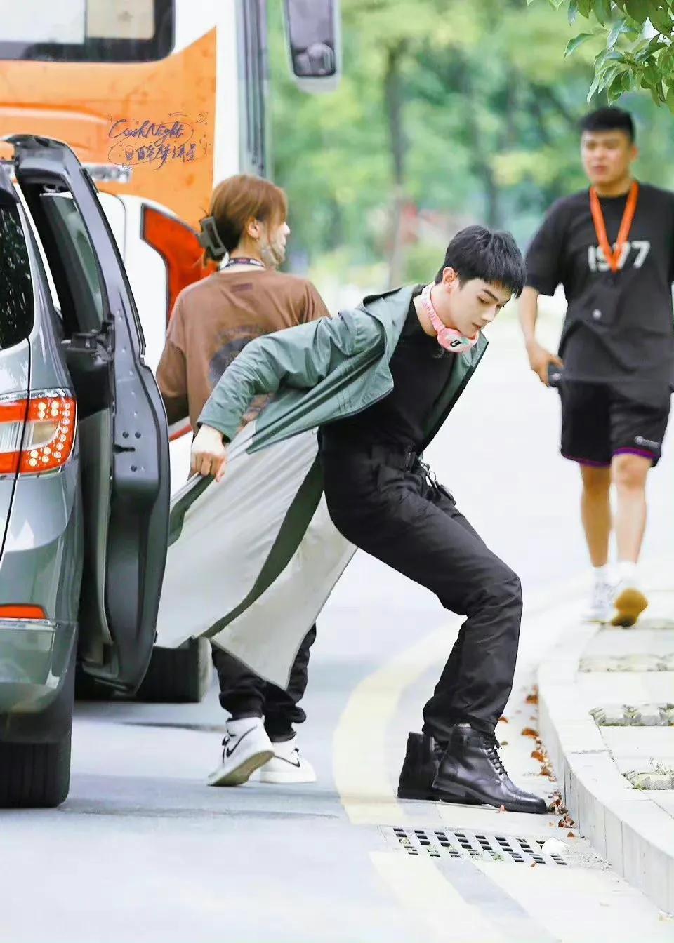 许凯录密逃下车风衣被门夹住，录完风衣也不穿了，许凯憨憨认证