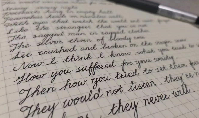 高中英语版“汤圆体”，字迹圆润又饱满，正中阅卷老师的“下怀”