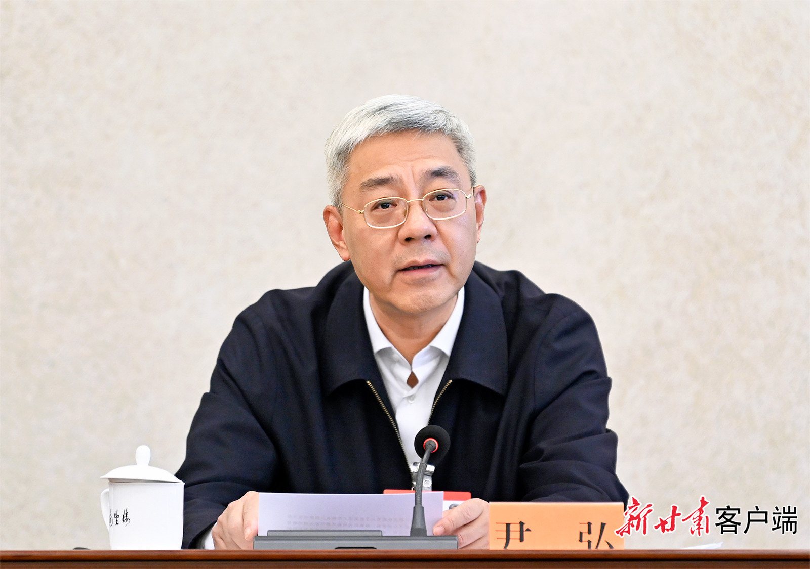 尹弘在甘肃团审议“两高”工作报告时说，报告彰显法治思维紧扣中心大局饱含为民情怀