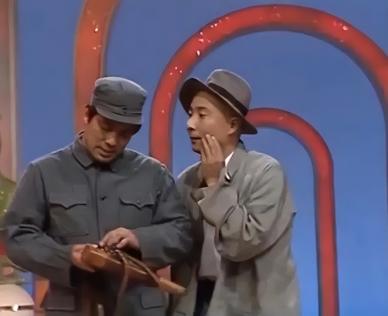 主持人抢话、演员笑场，这8届央视春晚的失误，堪称“灾难现场”