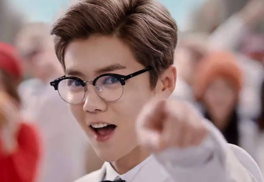 同样是“眼镜造型”，把肖战王一博和吴启华放一起，差距就出来了