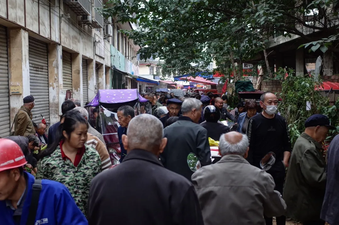 飘了,反套路的“硬核市集”给我找到了