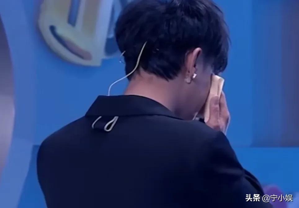 蓝羽大秀琴艺，卢靖姗唱歌受阻，胡兵自曝冷知识：这场晚会太精彩