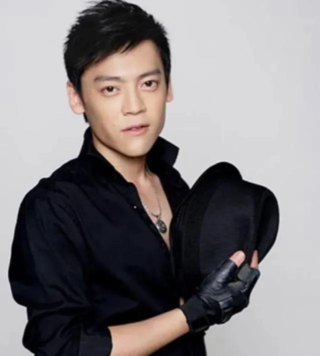 他是国家一级演员，离婚带儿子净身出户，最穷时全身上下只剩六百