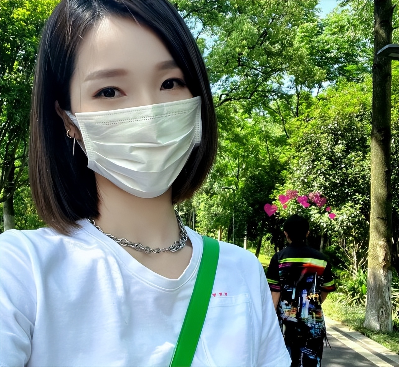 李亚男与两女儿跳舞，天韵手舞足蹈表演欲强，妹妹呆萌可爱像妈妈