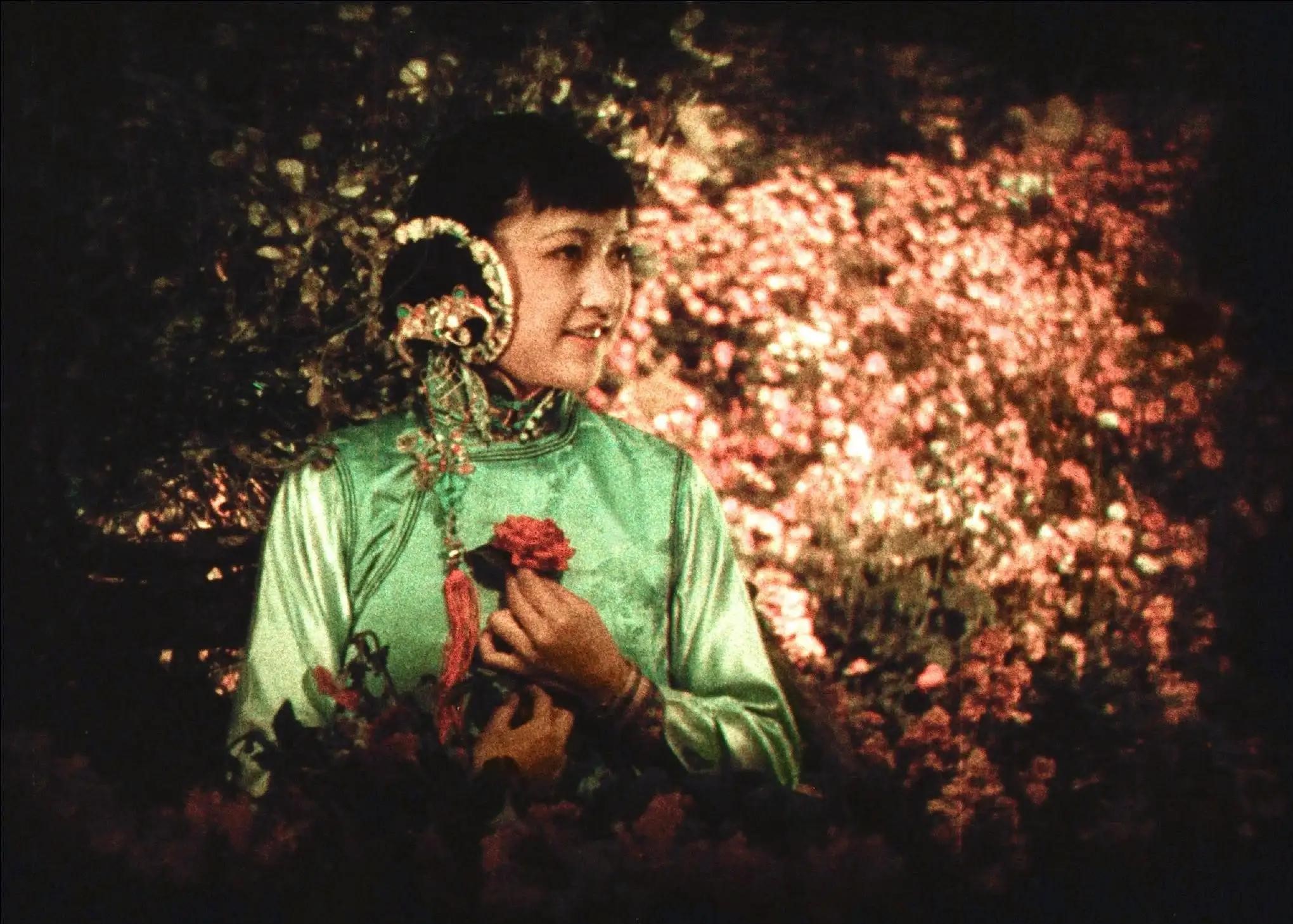 她容貌艳丽却终生未嫁，养活全家却被家人视为耻辱，悲哀的巨星