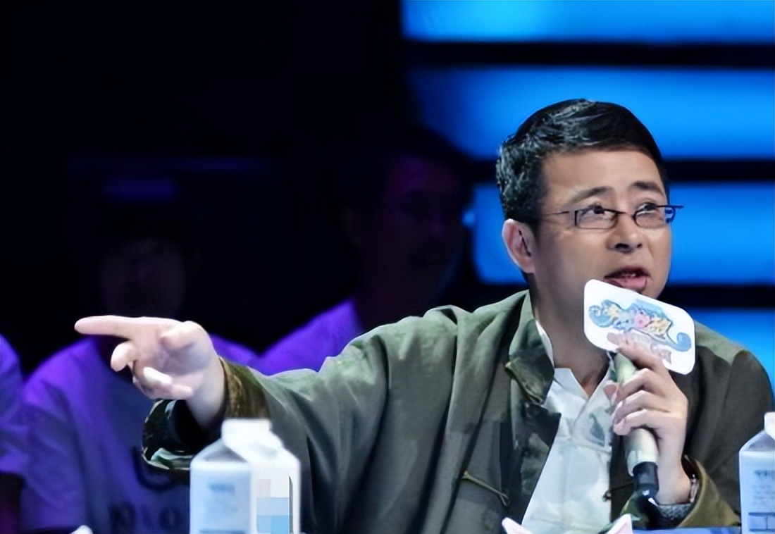 曾经的央视名嘴阿丘，因一句“向世界道歉”，彻底身败名裂