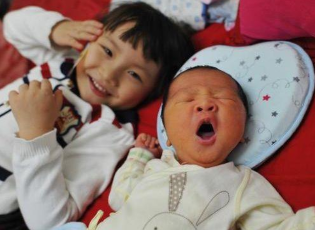 “生二胎”和“不生二胎”的家庭，20年后，各方面的差距不止一点