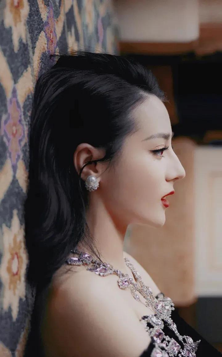 迪丽热巴的颜值是否过誉？