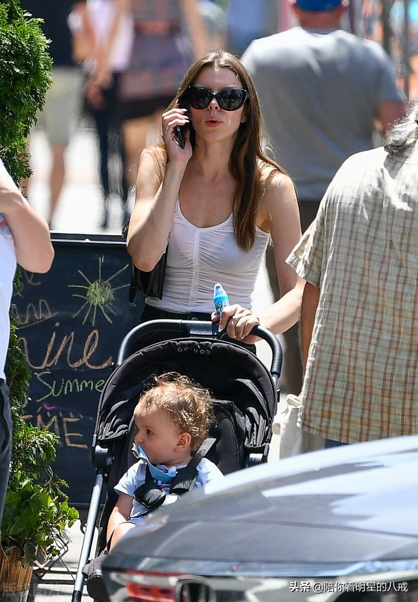 朱莉娅-福克斯 单手推手推婴儿车 一边接电话