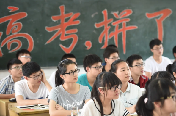 儿子立志要考清华北大，妈妈却在一旁无情嘲讽：你能考上猪都上树