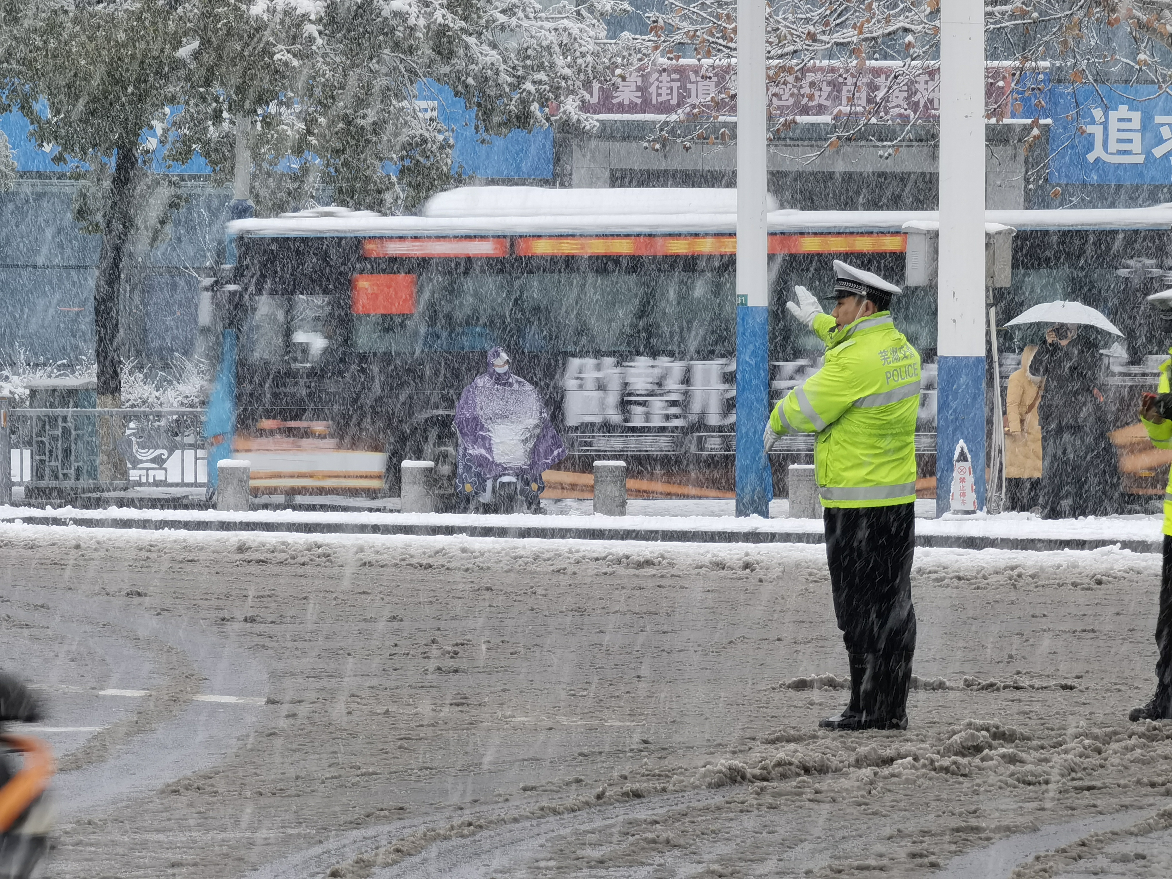 安徽芜湖：暴雪预警！雪花飘飘中，民警执勤成为最美风景