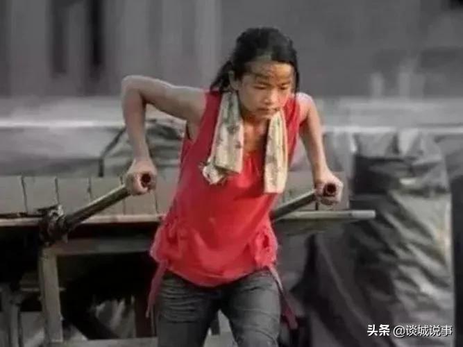 申春玲:12岁托起8口之家,16岁不幸离世,她的故事令万千网友落泪