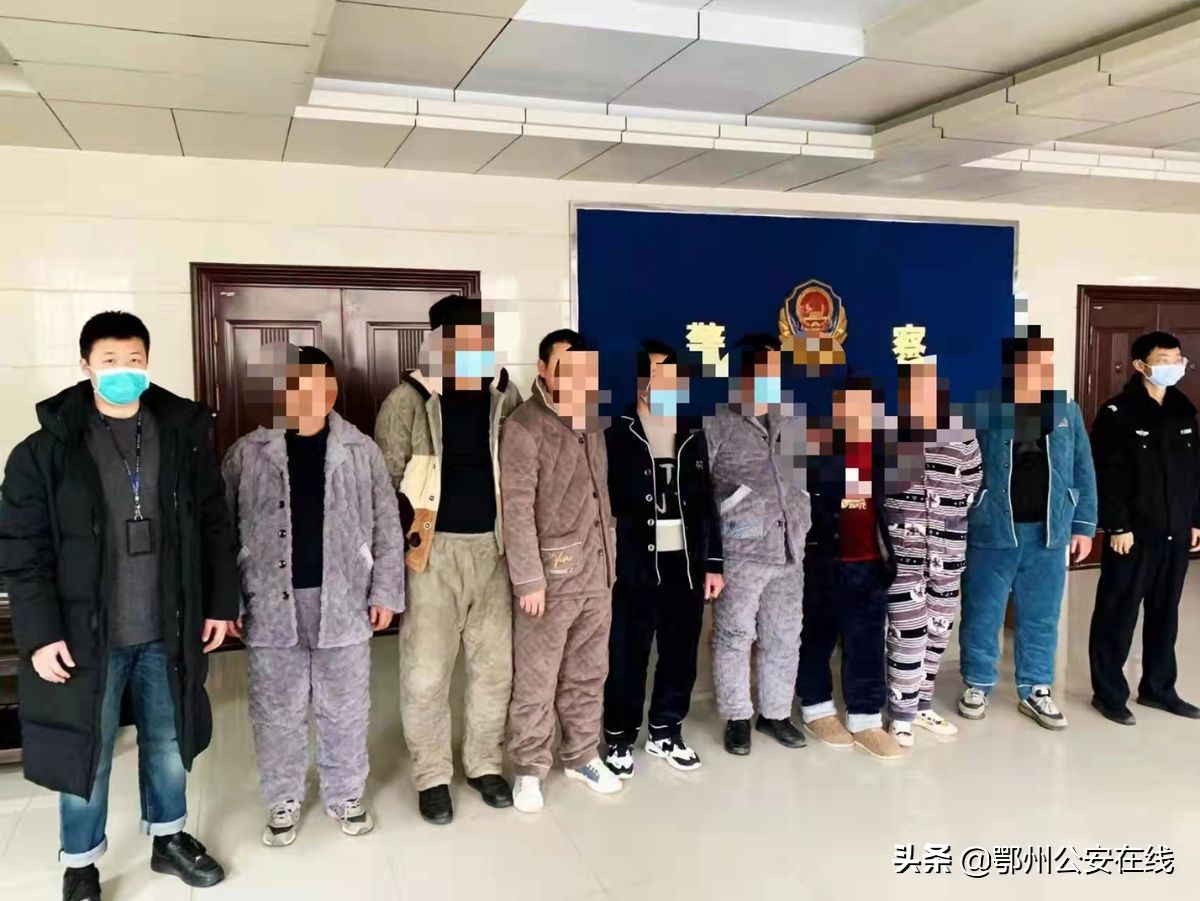 废弃地下室暗藏11人聚众赌博 华容警方深夜出击捣毁窝点