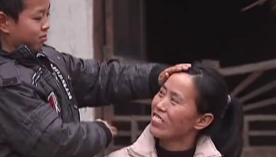 湖南农家发生怪事，10岁男童深夜发出诡异笑声，让父母束手无策