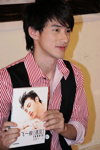 吴建飞：曾是周杰伦师弟，还是铠甲勇士男主，当爸后38岁还是很帅