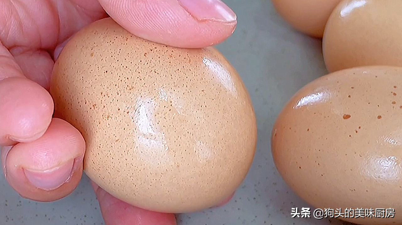 这技术煮荷包蛋太厉害了，不散花无白沫，又圆又光滑，太简单了