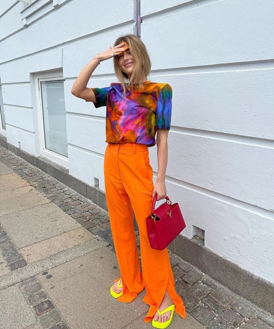 冬天也要穿点带颜色的，看时尚达人的橘色穿搭，不仅时髦又亮丽