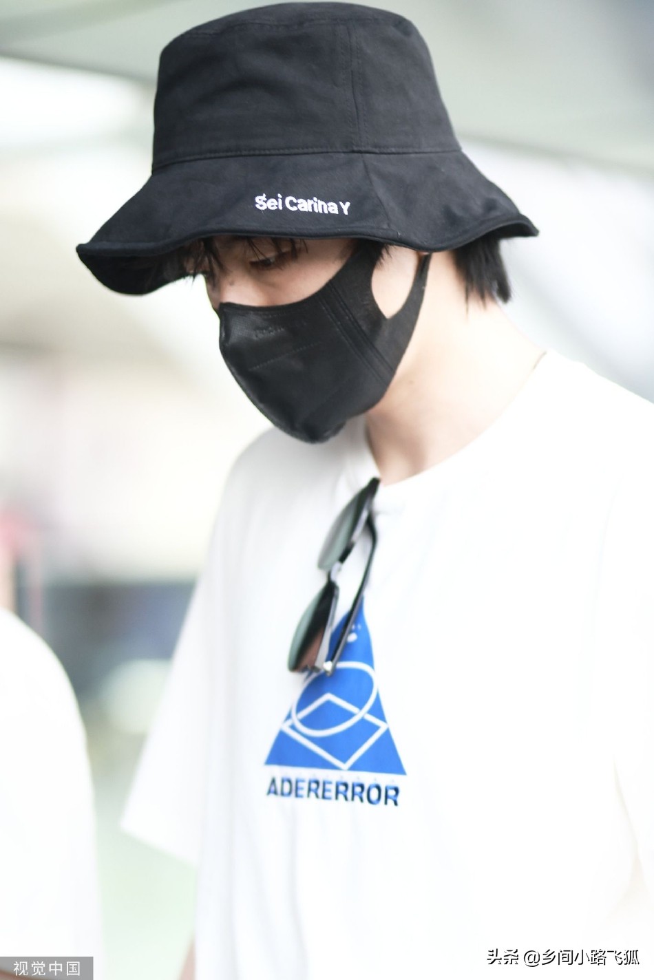 刘宇宁戴渔夫帽抵达机场 穿白T搭工装裤休闲又个性